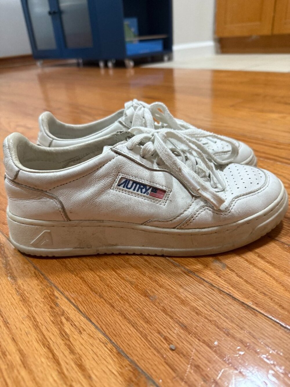 Autry Medalist Leather Low-Top Sneakers (EU 39)